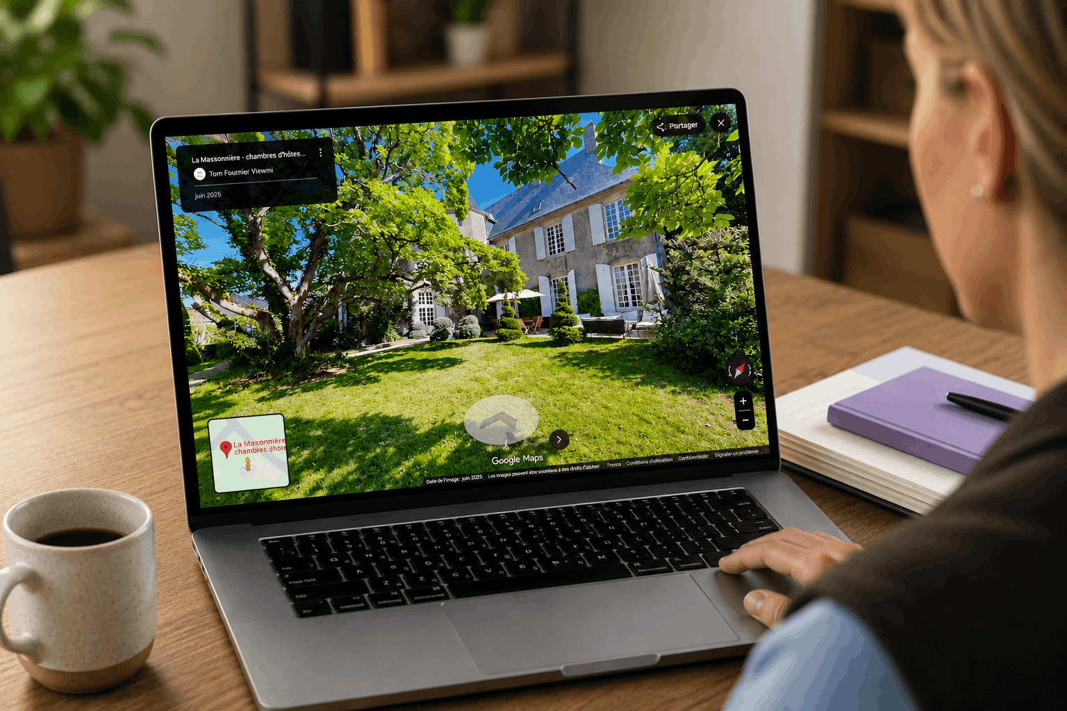 mockup visite virtuelle femme qui regarde voyageurs qui réservent leurs prochaines vacances